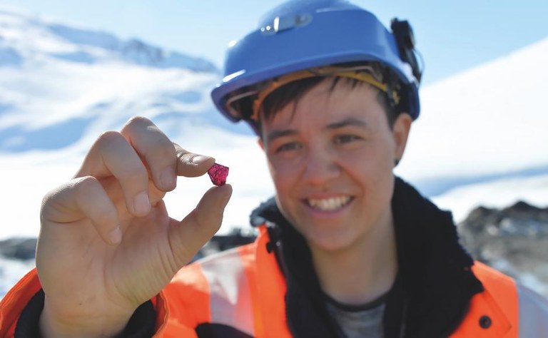 Photo: Mille Schiøtt Kongstad, Greenlandic geologist, holding a rough gem stone from the Aappaluttoq mine. (Photo: Greenland Ruby)