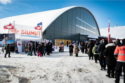 Greenlanders queuing to vote 2021