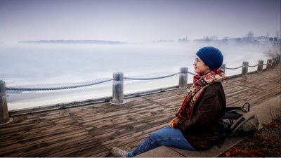 Luleå woman by the water